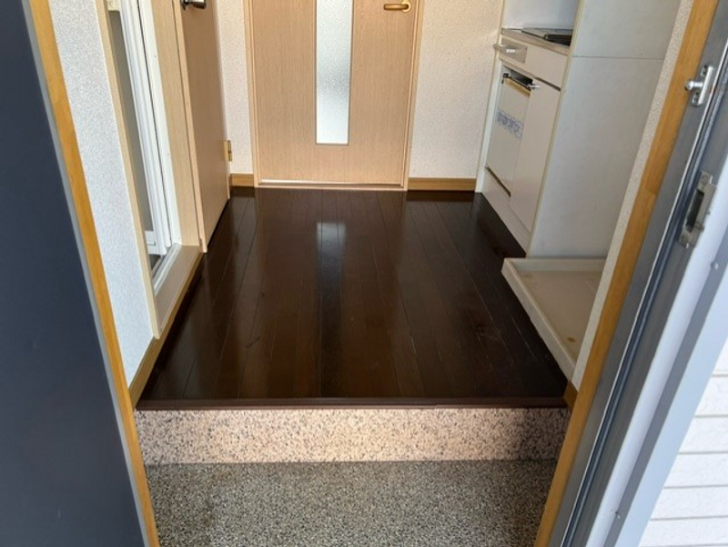 レオパレスリヴェール国母 玄関