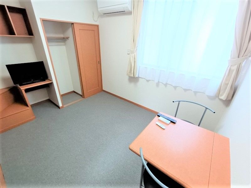 レオパレスみくりや 寝室