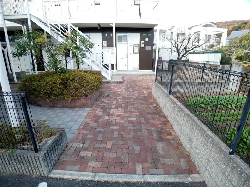 レオパレスＵｒｂａｎ　Ｆｏｒｅｓｔ エントランス