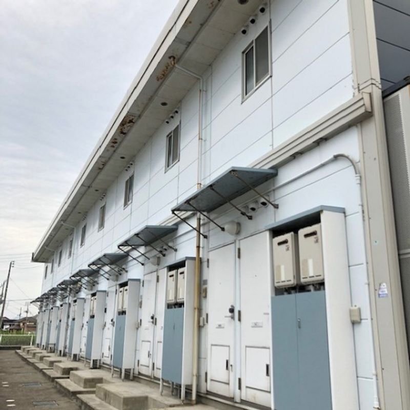 レオパレスひまわり 玄関