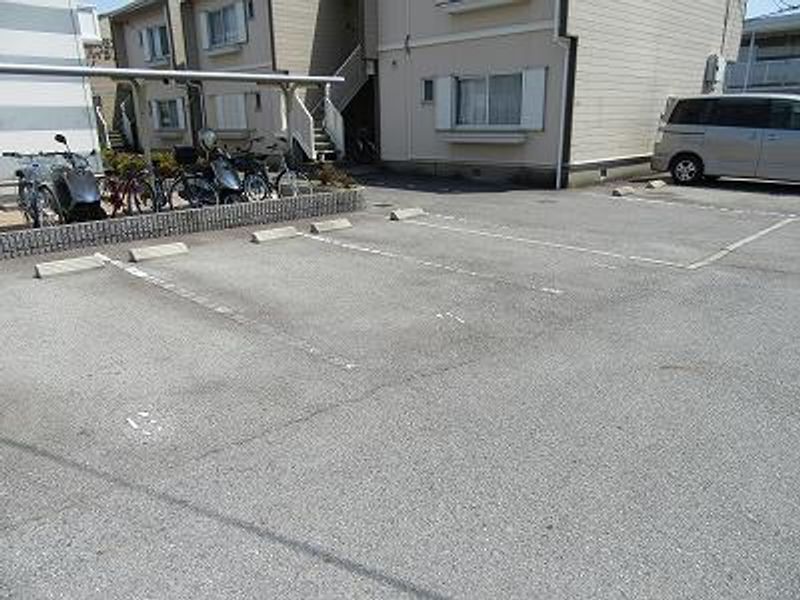 レオパレスさくらＣ 駐車場