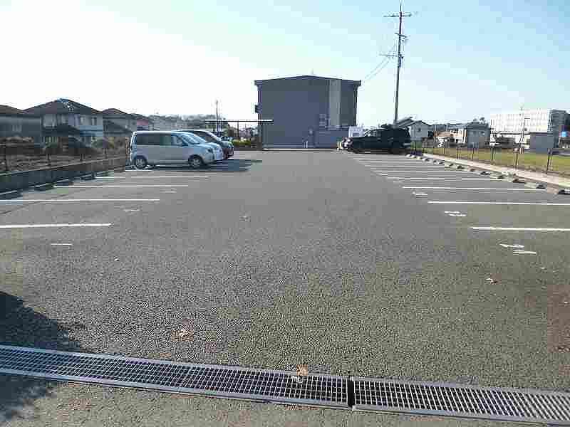 レオパレスミルクロード 駐車場