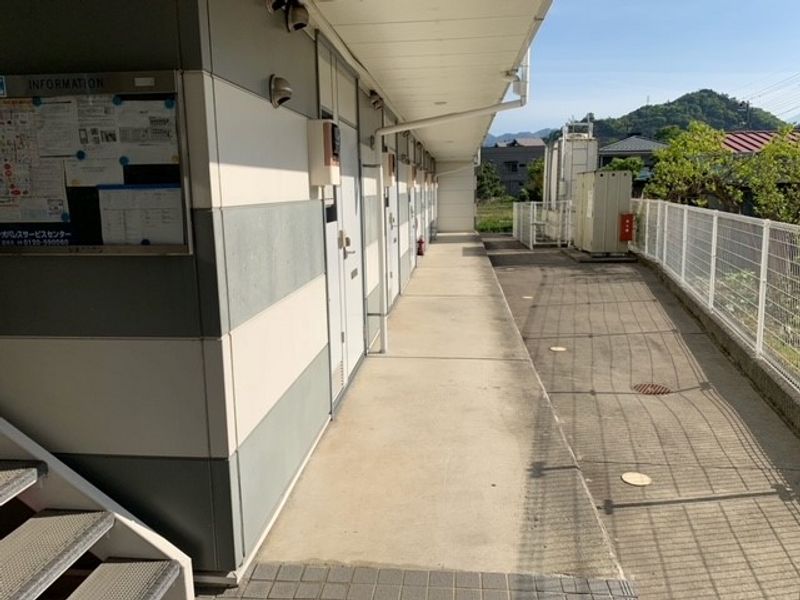 レオパレスカミジク エントランス