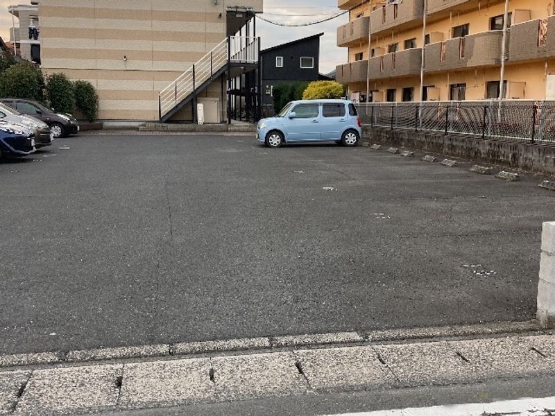 レオパレスＣＯＳＭＯＳⅡ 駐車場
