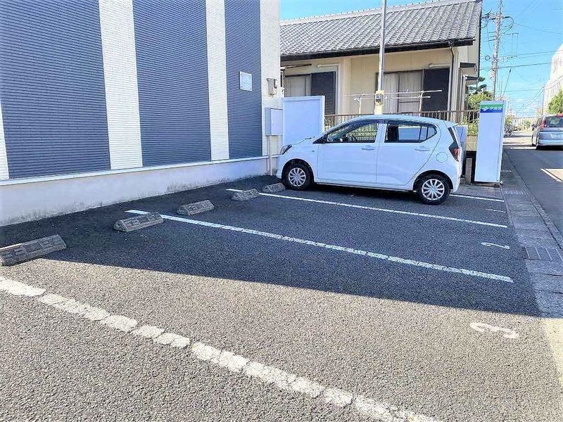 レオネクストリヴァーノーム 駐車場