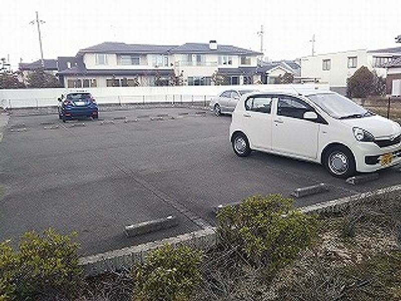 レオパレスシャインピア 駐車場