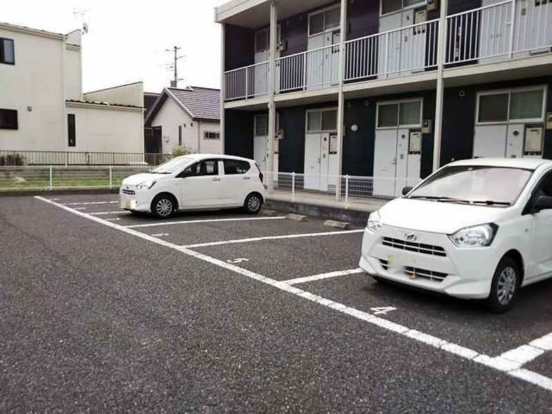 レオパレスグリーンガーデンⅢ 駐車場