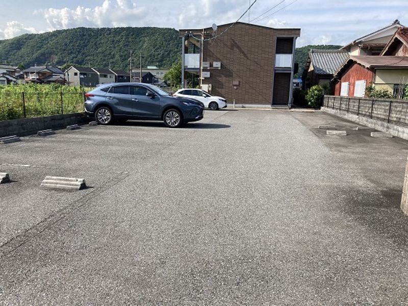 レオパレスアドミレイション 駐車場