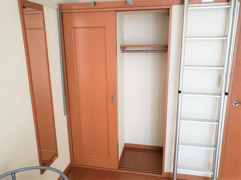 レオパレスルミエール東領家 収納