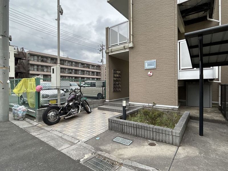 レオパレスカリン エントランス
