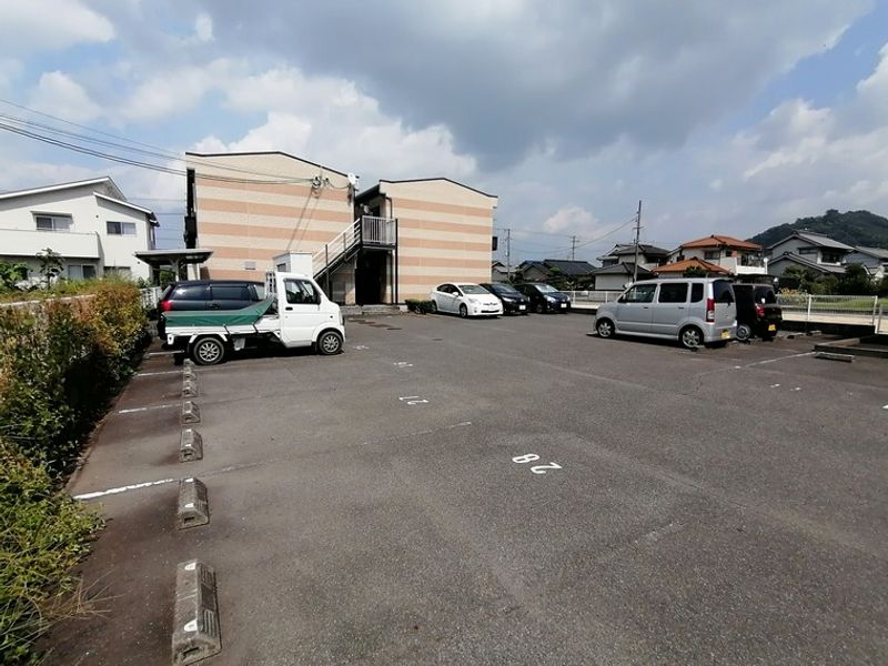 レオパレスハピネスⅡ 駐車場