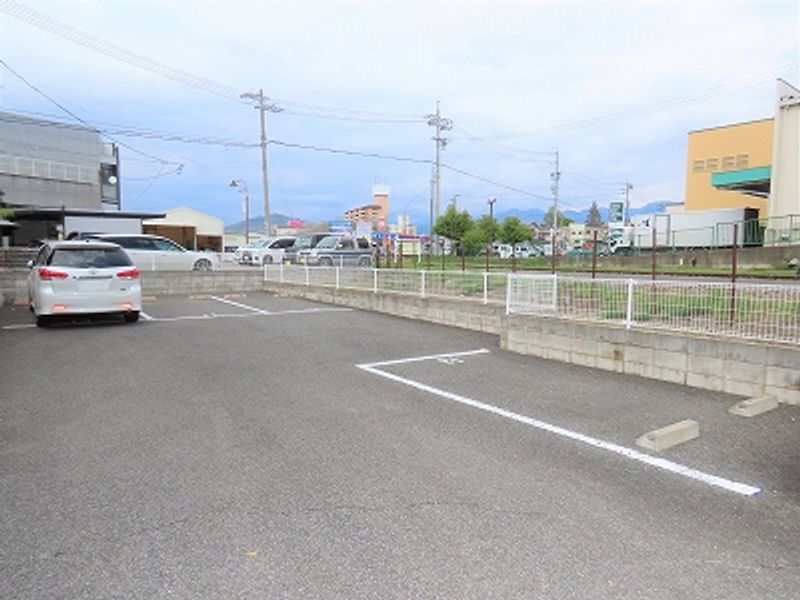 レオパレスグラン　アプリコ 駐車場