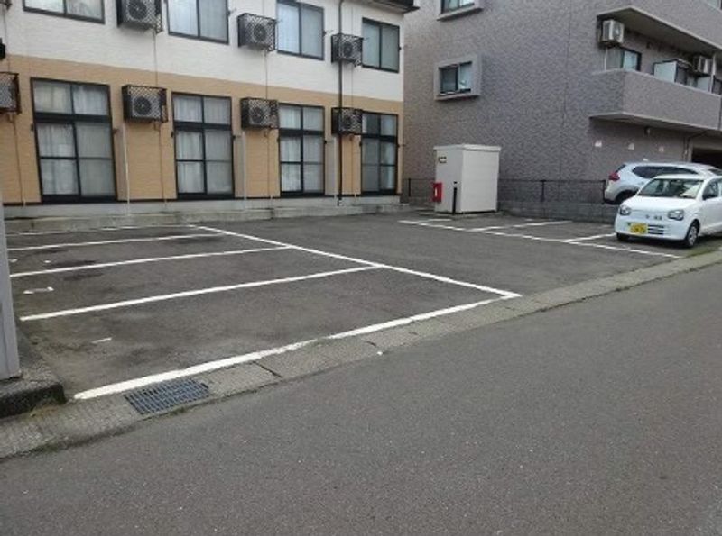 レオパレス彩 駐車場