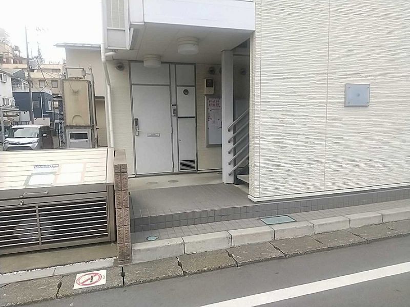 レオパレス彩 エントランス