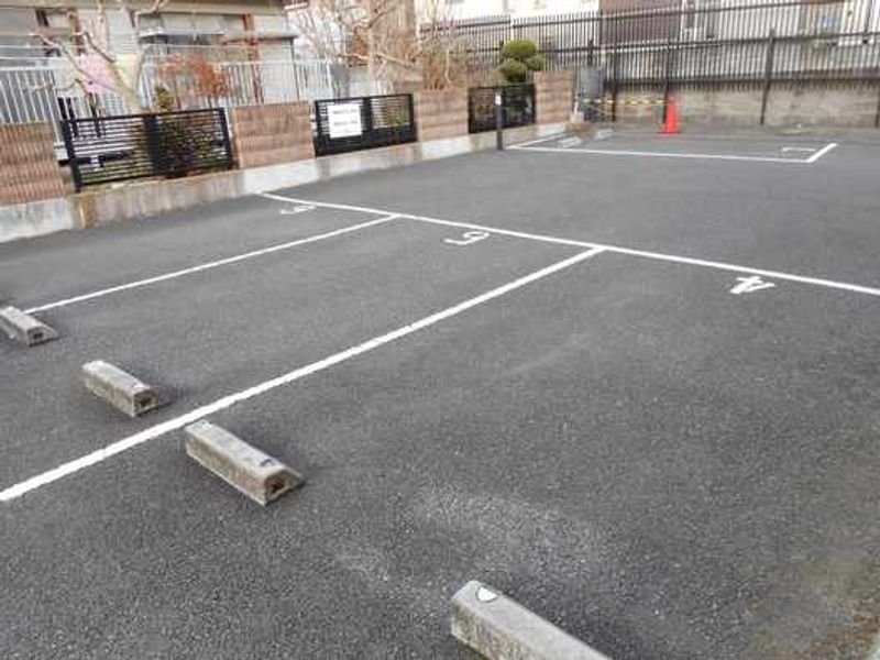 レオパレスミヤビ 駐車場