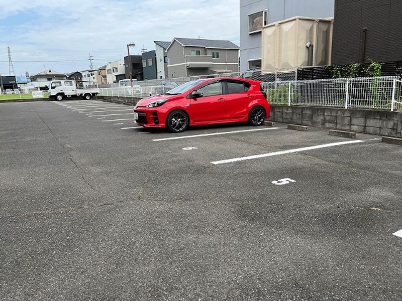 レオパレス中井町５ 駐車場