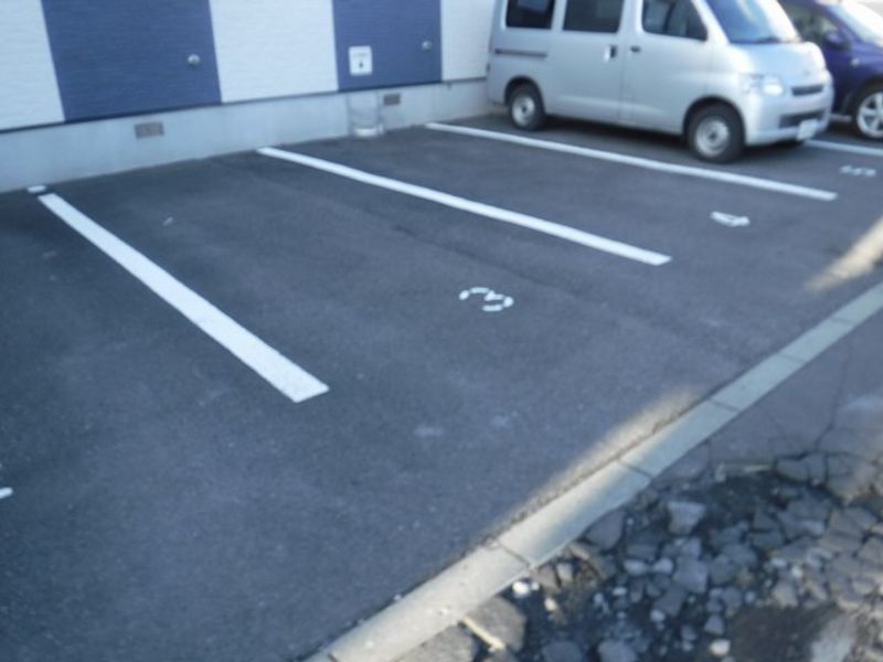 レオパレスファミリア 駐車場