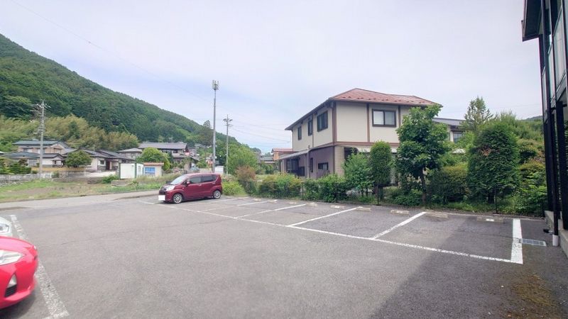 レオパレスたつの 駐車場