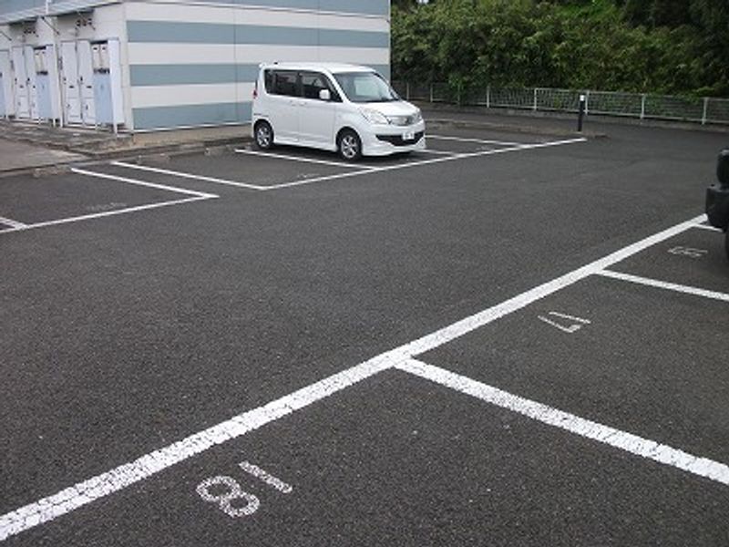レオパレスフローラⅣ 駐車場