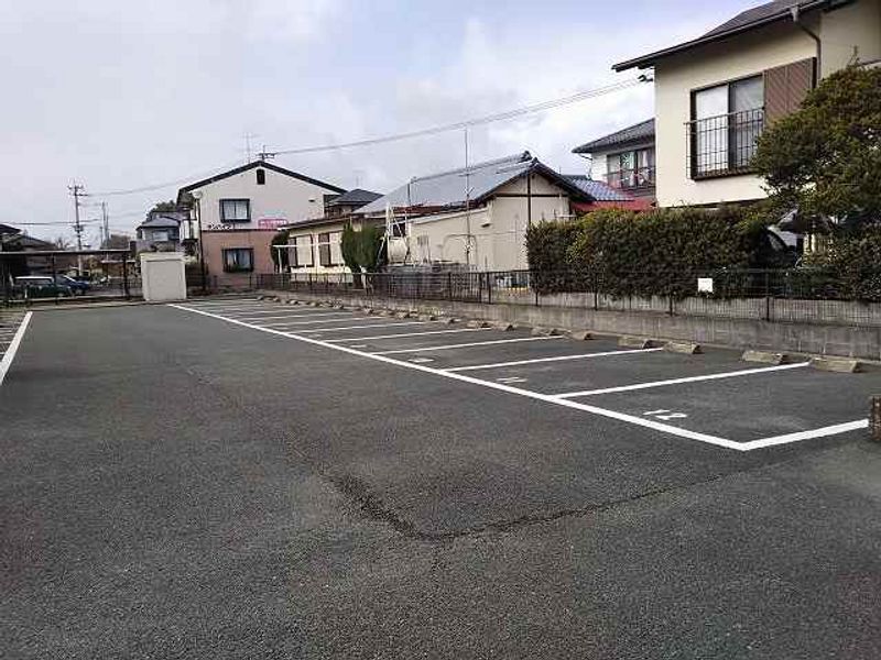レオパレスルミエール 駐車場