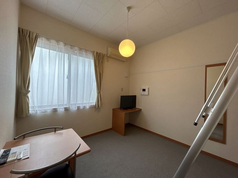 レオパレス光の杜 居間