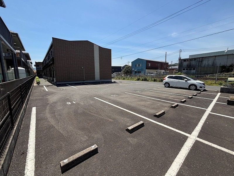 レオパレス岸和田５ 駐車場