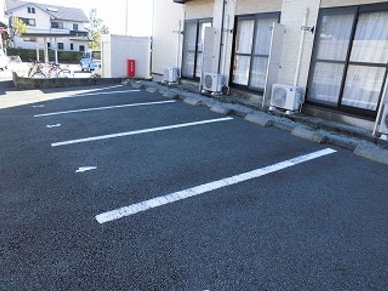 レオパレスサンライズ土屋 駐車場