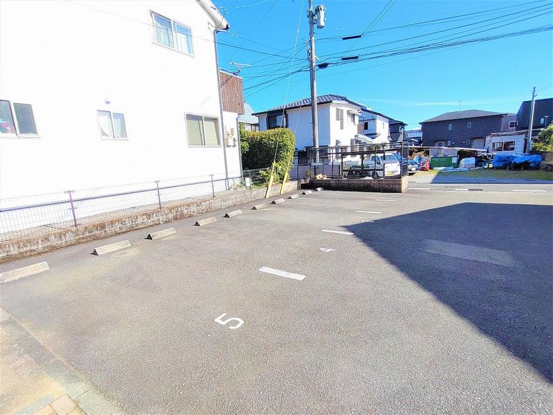 レオパレスラビホワ２０ 駐車場