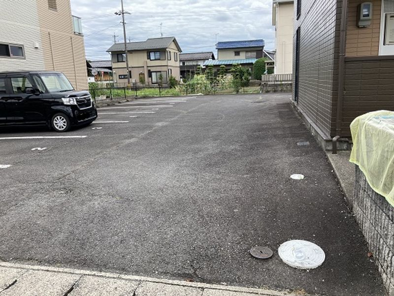 レオパレスアージュ 駐車場