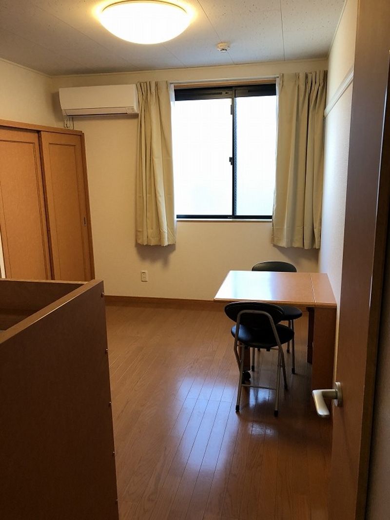 レオパレスプレズント　コマイ 居間