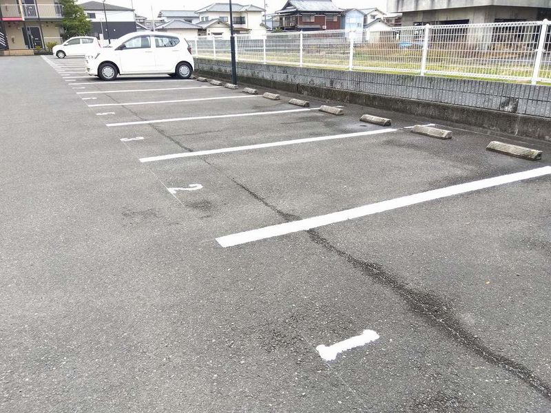 レオパレスデュ　エヴァンジイル 駐車場