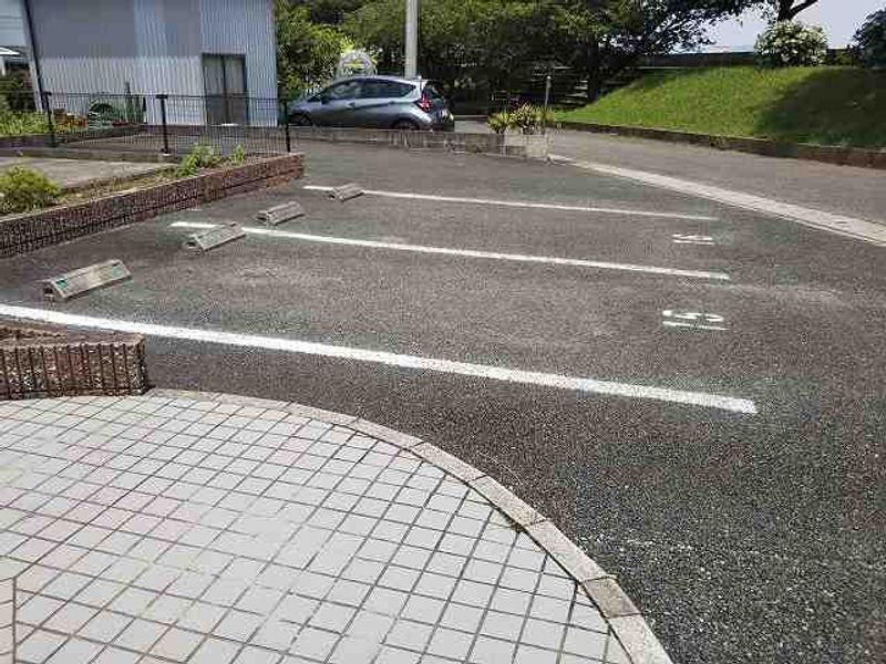 レオパレスアエリウス 駐車場