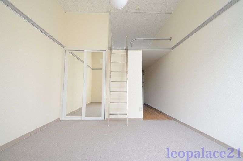 レオパレス稚児宮通 居間