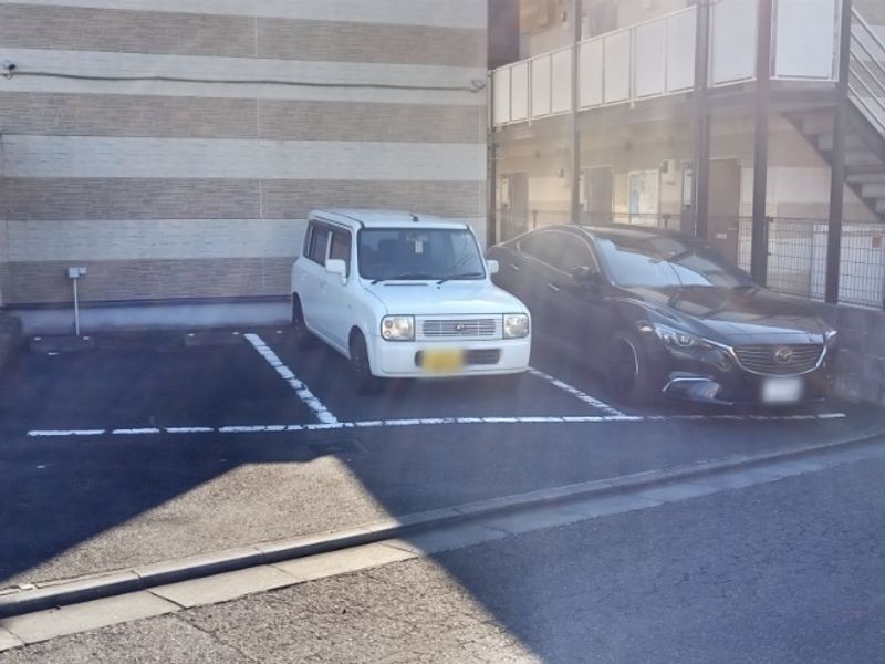 レオパレスラピスＢ 駐車場