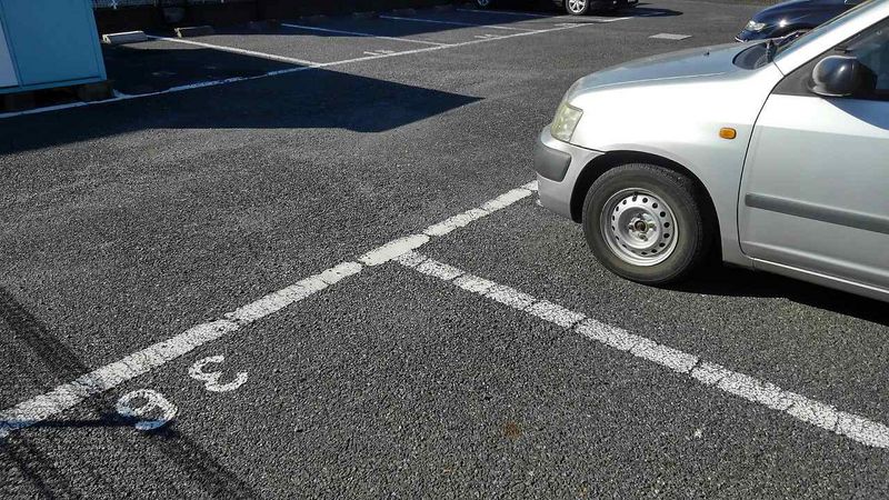 レオパレスグレイス 駐車場