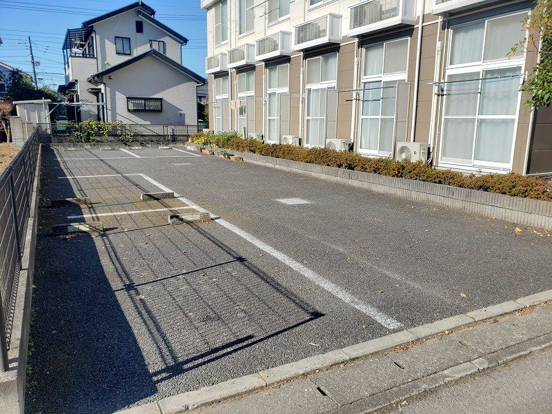 レオパレスＴ−ウエスト 駐車場