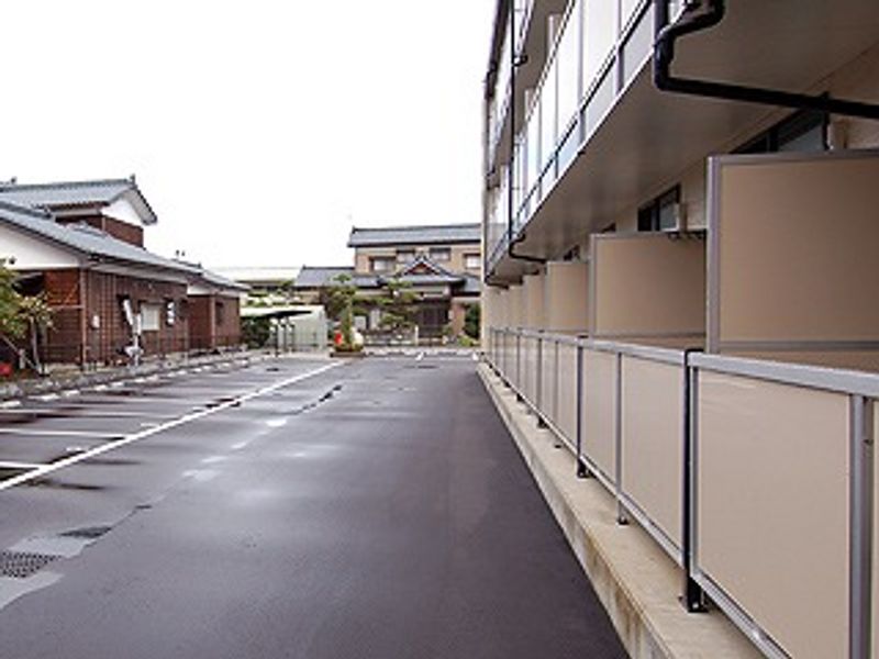 レオパレスカナタコ 駐車場
