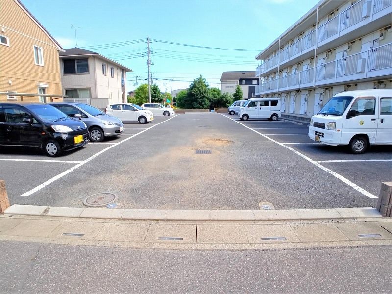 レオパレス友 駐車場