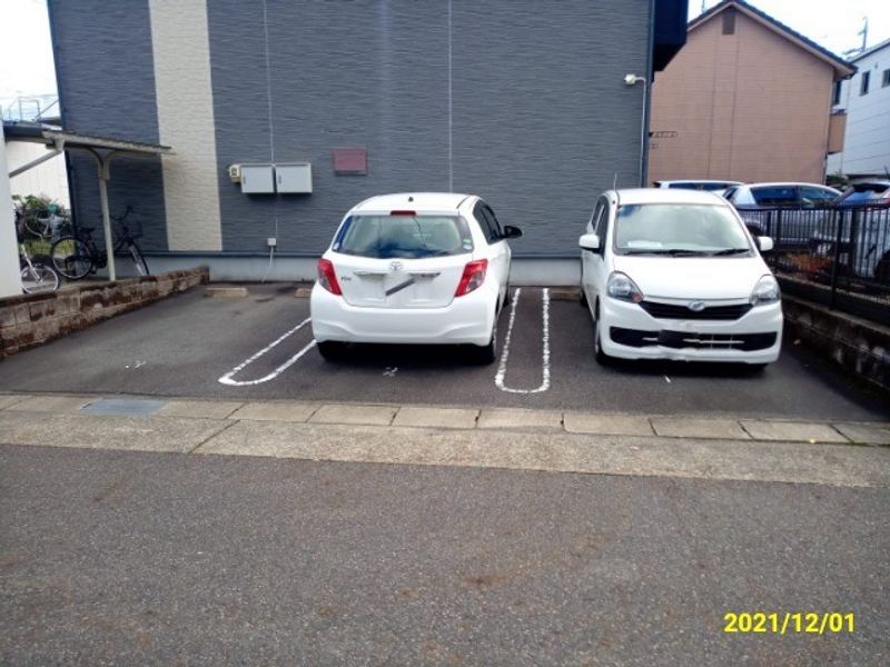 レオパレスライト３３９ 駐車場