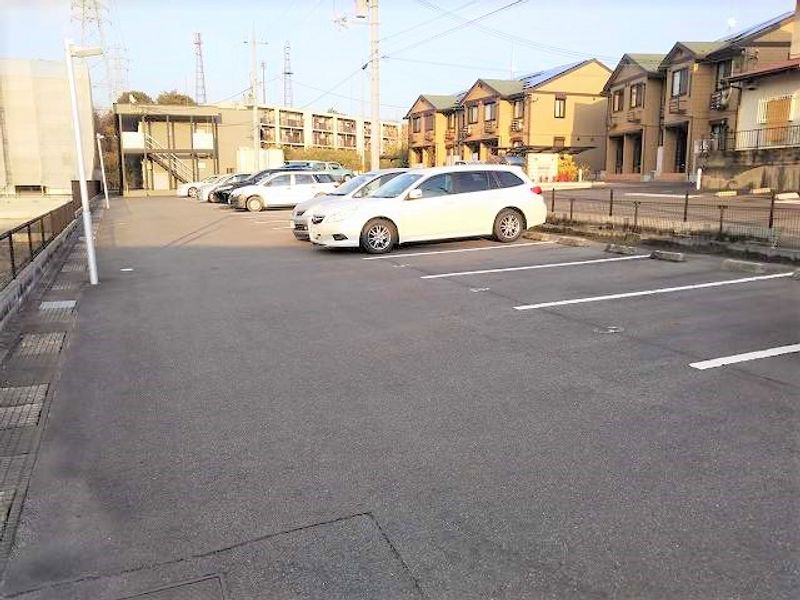 レオパレスＭＵＴＳＵＭＩ 駐車場