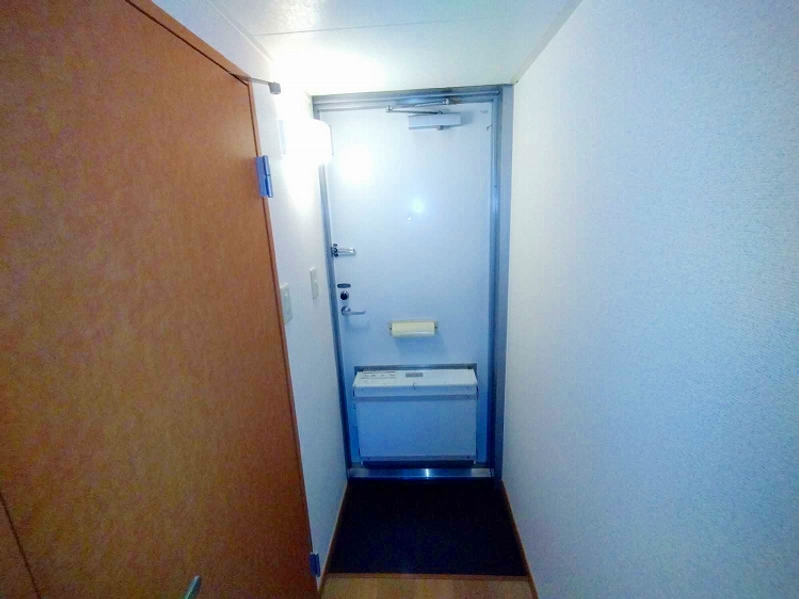 レオパレスラ・ポール 玄関