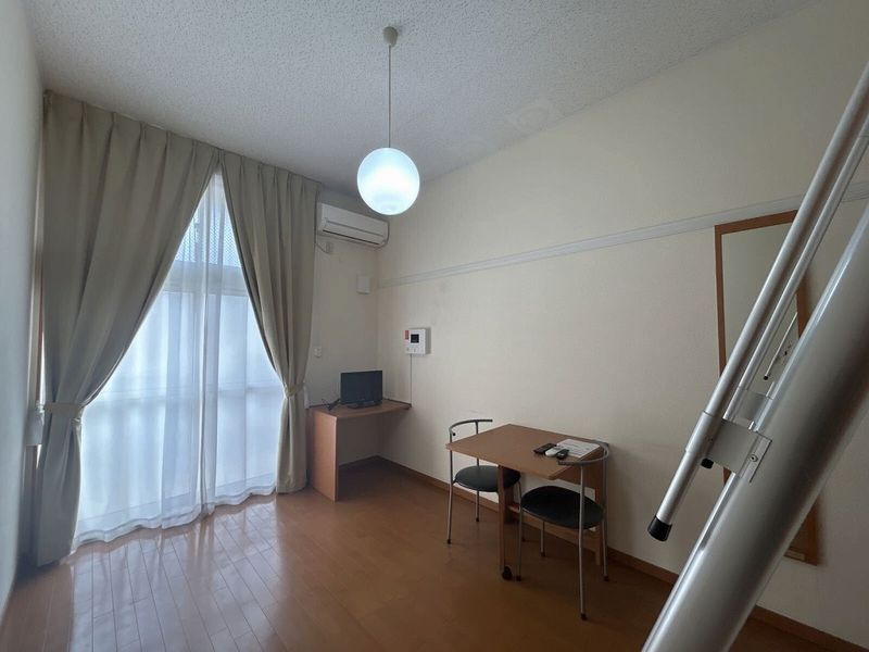 レオパレスサントーヨー 居間