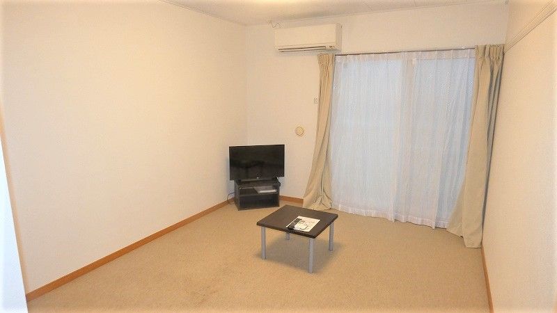 レオパレス泉の森 居間