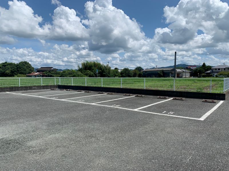 レオパレスルーミング誠 駐車場