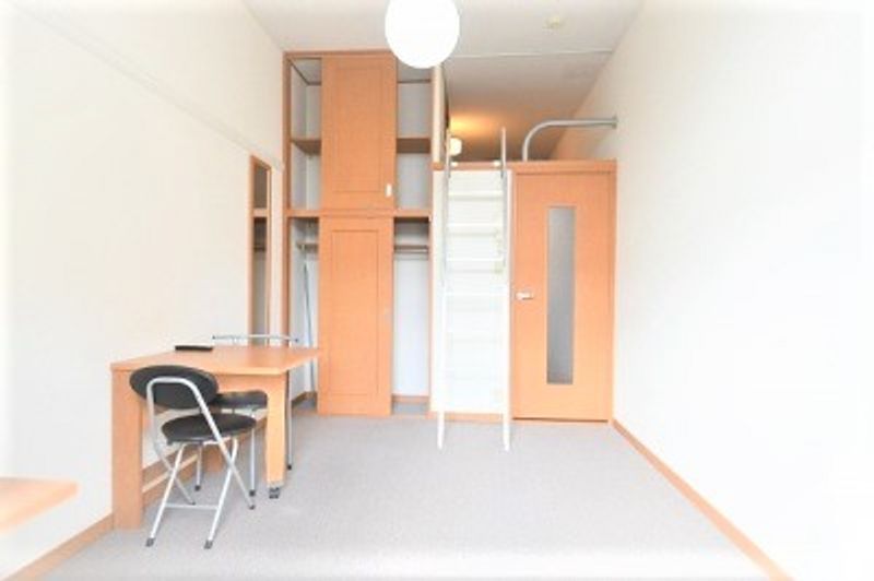 レオパレスレグルス 居間