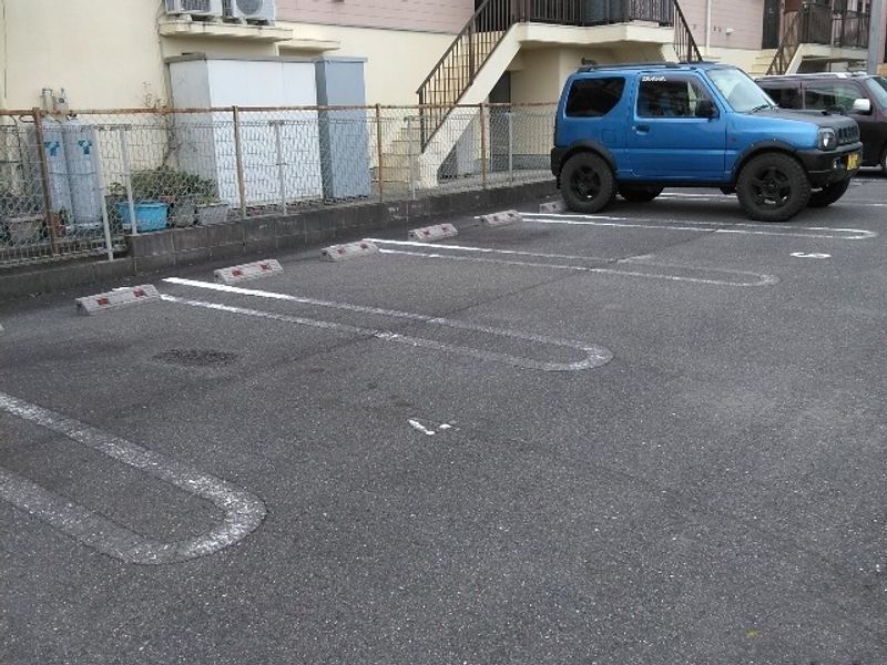 レオパレスカンフォタブル東磯山 駐車場