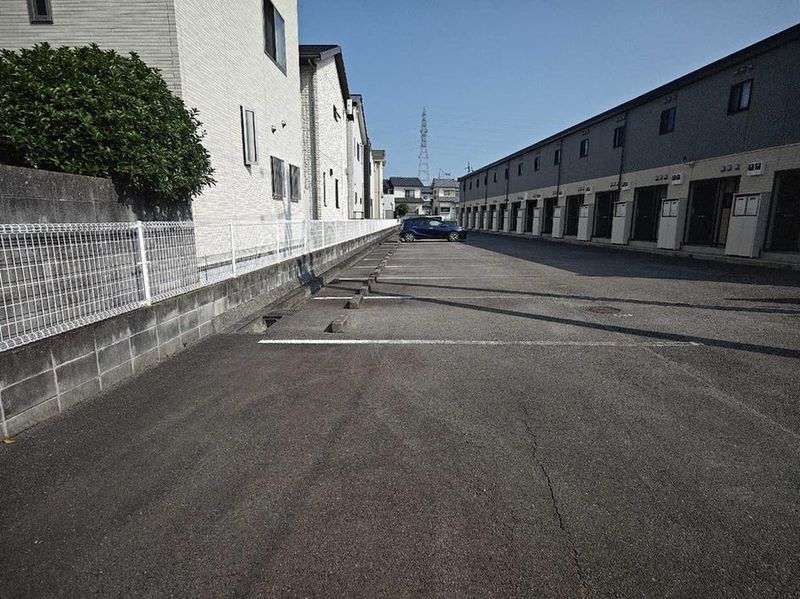 レオパレスグレーシー堀江 駐車場