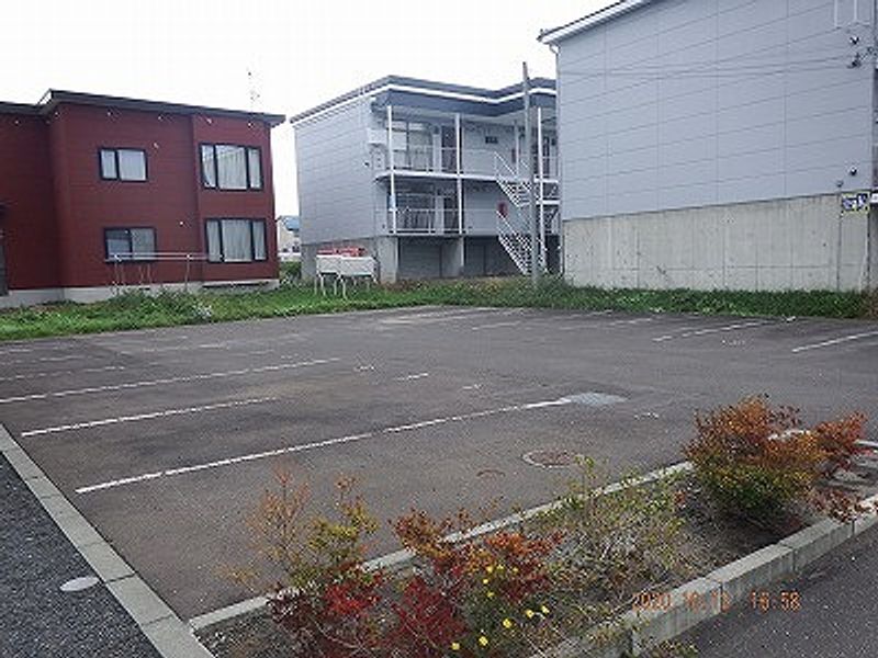レオパレスアストラル 駐車場
