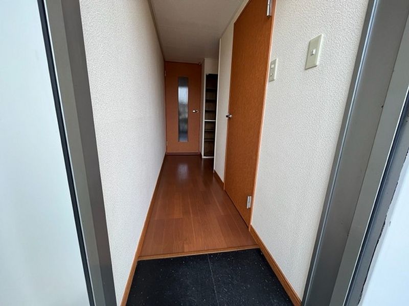 レオパレスひまわり 玄関