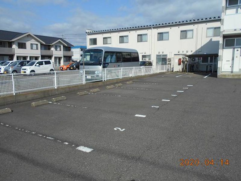 レオパレス昭和 駐車場